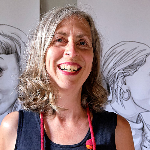 Portraitfoto Carolin Memmler vor gestickten Zeichnungen